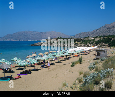 Scène de plage pittoresque dans le resort de Pefkos, dans le sud de Rhodes près de Lindos Banque D'Images