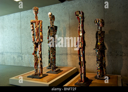 Artiste Sally Michener technique mixte sculpture céramique verre pièce musée d'anthropologie de l'université Banque D'Images