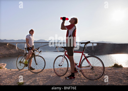 Les cyclistes de l'eau potable en mer Banque D'Images