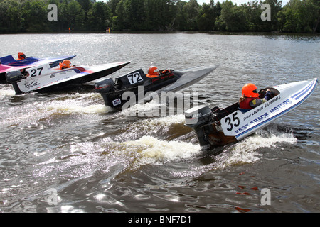 Bateau de Moteur de course sur les voies navigables à Cholomondley Château, Cheshire, Royaume-Uni Banque D'Images