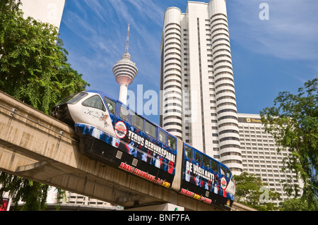 KL Monorail et Menara KL Tower Kuala Lumpur, en Malaisie Banque D'Images