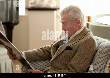 Senior man reading newspaper Banque D'Images