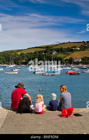 Des crabes de la famille sur un quai à Salcombe, South Hams, Devon. Banque D'Images