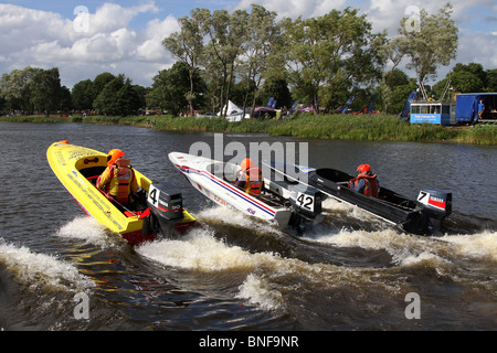 Bateau de Moteur de course sur les voies navigables à Cholomondley Château, Cheshire, Royaume-Uni Banque D'Images