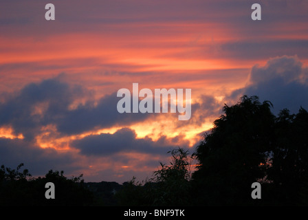 Coucher de soleil sur St Agnes Cornwall après un jour de tempête Banque D'Images