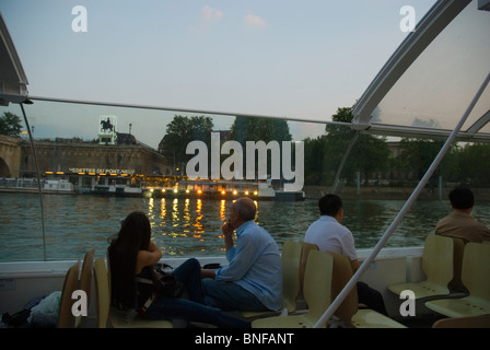 Les gens sur le Batobus visite guidée en bateau Seine Paris France Europe Banque D'Images