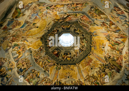 Vue de l'intérieur de Jugement dernier cycle de fresques dans la coupole de la cathédrale de Santa Maria del Fiore, le Duomo, Florence, Italie Banque D'Images