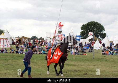 Un chevalier se prépare à la joute à une reconstitution de tournoi Banque D'Images