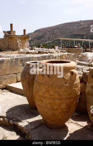 Artéfacts DANS LE PALAIS DE KNOSSOS SUR L'île grecque de Crète. Banque D'Images