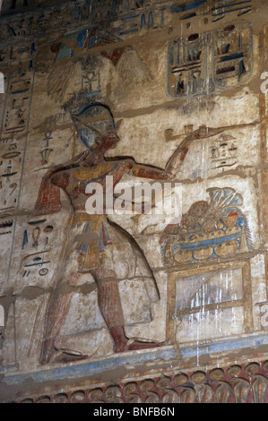 Temple de Ramsès III. Le pharaon Ramsès III en faisant des offrandes aux dieux. L'Égypte. Banque D'Images