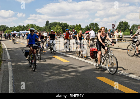 Capitale européenne de la Culture 2010 Fermeture de l'autoroute de l'autoroute A40 et à l'aide de l'autoroute fédérale de Walker et biker Banque D'Images