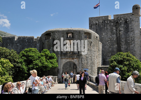 Porte Pile avec la statue de St Blaise, saint patron de la ville, situé dans une niche sur le passage de la Renaissance, Dubrovnik Banque D'Images