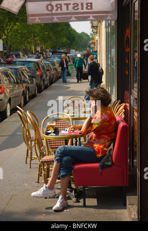 Femme parlant au téléphone mobile Oberkampf Paris France Europe Banque D'Images