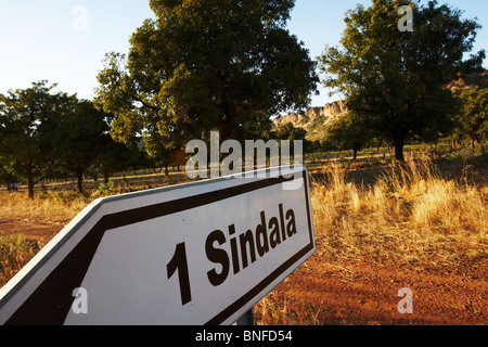 Déplacement sur route indiquant la direction du village de Sindala, à l'extérieur de Siby, près de Bamako, Mali le vendredi 15 janvier 2010. Banque D'Images