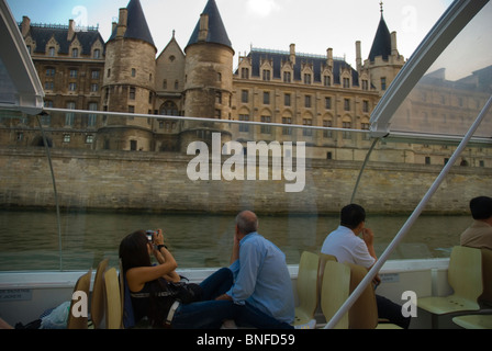 Les gens sur le Batobus visite guidée en bateau Seine Paris France Europe Banque D'Images