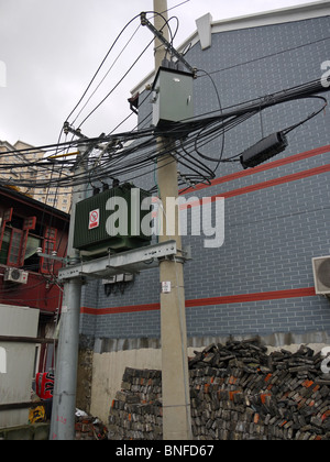 Poteaux télégraphiques avec transformateur et les câbles à Shanghai, Chine Banque D'Images