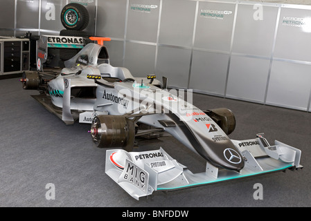 2009 Brawn-Mercedes BGP 001 dans le paddock à l'édition 2010 du Goodwood Festival of Speed, Sussex, England, UK. Banque D'Images