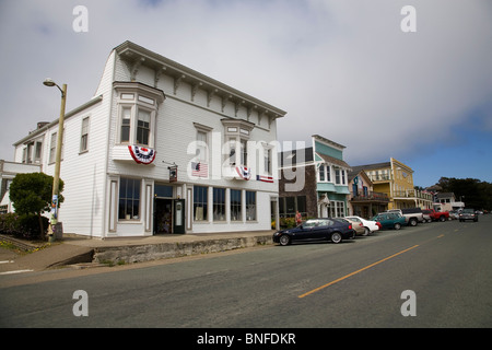 L'architecture victorienne et dans les rues de la ville dans la commune de Mendocino, Californie Banque D'Images