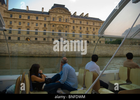 Les gens sur le Batobus visite guidée en bateau Seine Paris France Europe Banque D'Images