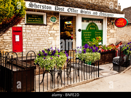 Les épiciers typiquement anglais boutique, marchand de journaux et un bureau de poste dans le village de Cotswold, Sherston Wiltshire, England, UK Banque D'Images