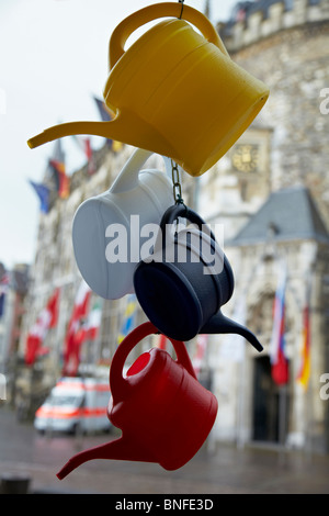 Arrosoirs ayant les couleurs du drapeau allemand pendants devant un magasin d'alimentation au détail à Aix-la-Chapelle, Allemagne Banque D'Images