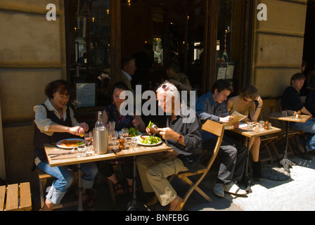 Les gens prenant le déjeuner Paris France Europe Banque D'Images