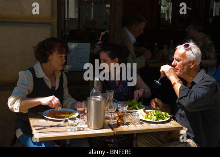 Les gens prenant le déjeuner Paris France Europe Banque D'Images