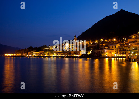 Crépuscule dans la ville de Limone sul Garda, à le long des rives du lac de Garde, Lombardie Italie Banque D'Images