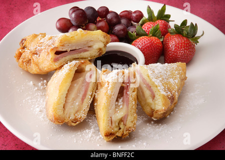 Sandwich Monte Cristo et fruits Banque D'Images