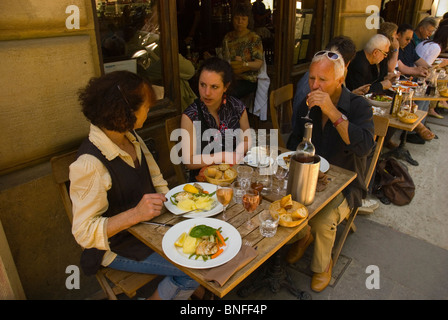 Les gens prenant le déjeuner Paris France Europe Banque D'Images