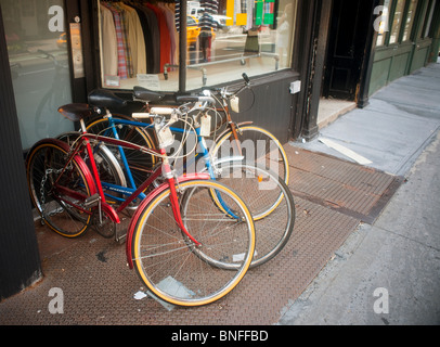 Vintage bicyclettes vendues à l'extérieur d'un magasin branché sur Bleecker Street dans Greenwich Village à New York Banque D'Images