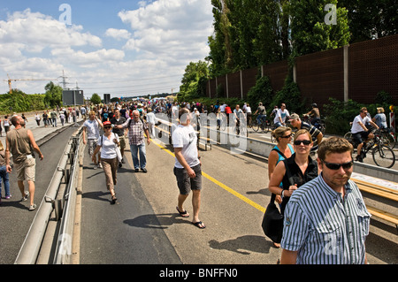 Capitale européenne de la Culture 2010 Fermeture de l'autoroute de l'autoroute A40 et à l'aide de l'autoroute fédérale de Walker et biker Banque D'Images