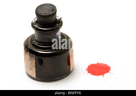 Tache d'encre rouge à côté d'une bouteille Banque D'Images