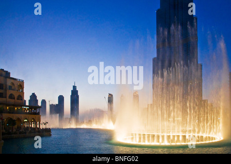 La fontaine de Dubaï afficher en face du Burj Dubaï ou Khalifa, bâtiment le plus haut du monde, au centre-ville de Dubaï, AUX ÉMIRATS ARABES UNIS Banque D'Images