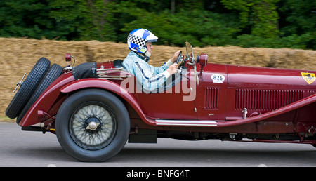 1933 Alfa Romeo 8C Spider 2600 avec chauffeur Burkhard von Schenk en 2010 Goodwood Festival of Speed, Sussex, England, UK. Banque D'Images