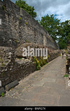 Partie de la muraille de la ville de York, Yorkshire avec le reste du mur romain d'origine à l'avant-plan Banque D'Images