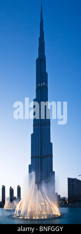 La fontaine de Dubaï afficher en face du Burj Dubaï ou Khalifa, bâtiment le plus haut du monde, au centre-ville de Dubaï, AUX ÉMIRATS ARABES UNIS Banque D'Images