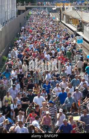 Leben encore festival sur la fermeture d'une autoroute a40 dans la région de la Ruhr, Allemagne Banque D'Images