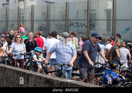 Leben encore festival sur la fermeture d'une autoroute a40 dans la région de la Ruhr, Allemagne Banque D'Images