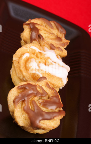 Zeppole di San Giuseppe ou St Joseph's Day Cream Puffs, italien du sud sont des gâteaux frits, rempli de crème anglaise et dépoli. Banque D'Images