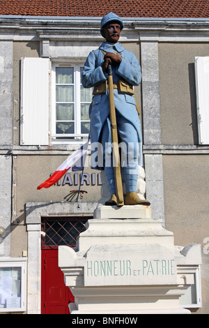 La PREMIÈRE GUERRE MONDIALE War Memorial à St Genis de Hiersac, France, avec la sculpture de soldat Banque D'Images