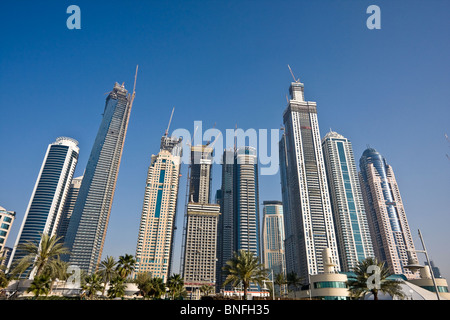 L'horizon de DUBAÏ, ÉMIRATS ARABES UNIS, avec des grues de construction au sommet d'édifices. Banque D'Images