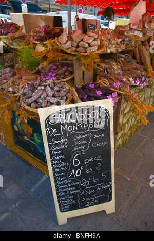 Blocage de la saucisse à Marche Parmentier street market le long du Boulevard Richard Lenoir Paris France Europe Banque D'Images