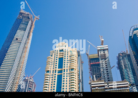 L'horizon de DUBAÏ, ÉMIRATS ARABES UNIS, avec des grues de construction au sommet d'édifices. Banque D'Images