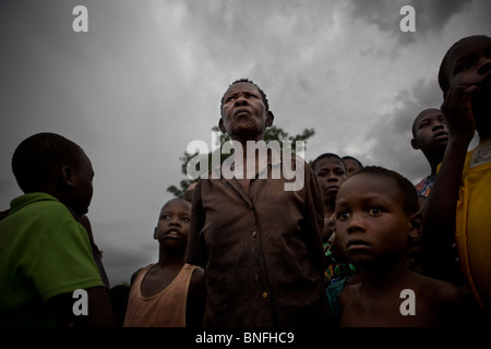 Les villageois dans le nord de l'Ouganda sous un ciel noir. Banque D'Images