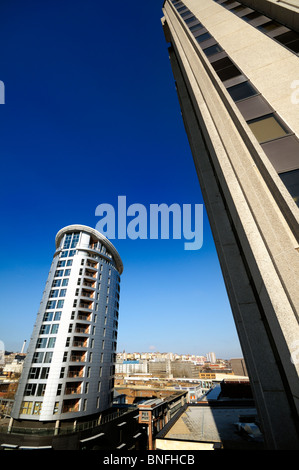 Bâtiments moderne de plusieurs étages dans une ville britannique avec bleu ciel et de distorsion de l'image pour l'effet. Banque D'Images