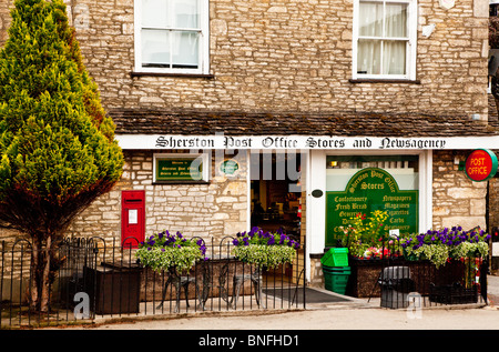 Les épiciers typiquement anglais boutique, marchand de journaux et un bureau de poste dans le village de Cotswold, Sherston Wiltshire, England, UK Banque D'Images