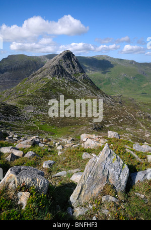 Vue sur le pic de l'Glyderau Tryfan, avec une crête parsemée de roche premier plan et les collines de l'carneddau en arrière-plan. Banque D'Images