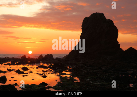 Coucher du soleil à Black Rock,Widemouth Bay, Cornwall, Angleterre, Royaume-Uni. Banque D'Images