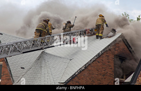 Les pompiers de Detroit dans le feu de combat maison vide Banque D'Images